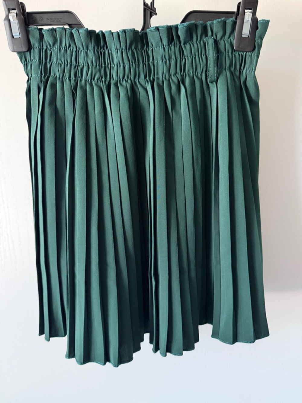Pleated Elastic-Waist Mini Skirt in Deep Green